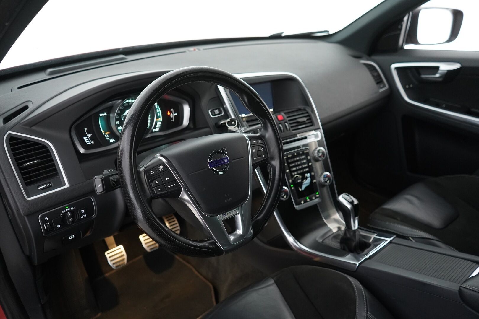 Volvo XC60 2017 D3 Business Classic R-Design - Juuri saapunut | ACC | Webasto | BLIS | Ratinlämmitin | Puolinahat | Koukku | Digimittaristo | Juuri huollettu | Katsastettu 04/2026 | Jakopää vaihdettu 04/2026 | Fiksut huollot | 2x renkaat 