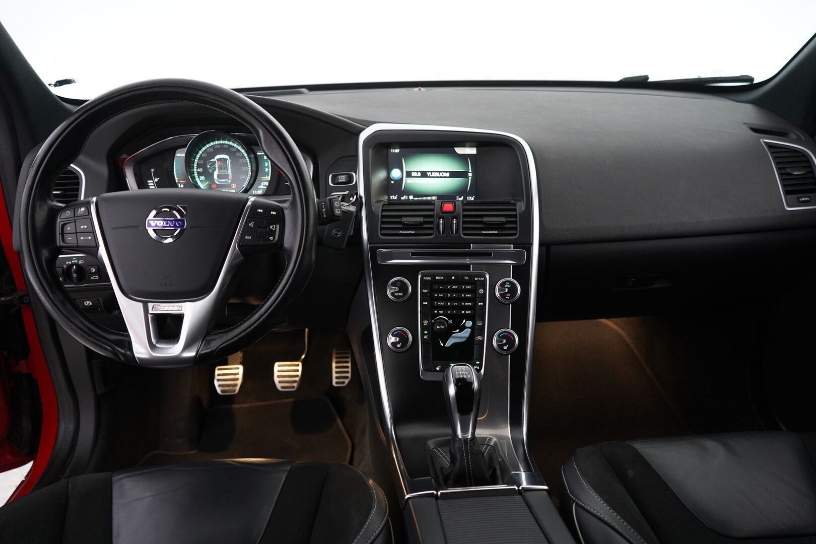 Volvo XC60 2017 D3 Business Classic R-Design - Juuri saapunut | ACC | Webasto | BLIS | Ratinlämmitin | Puolinahat | Koukku | Digimittaristo | Juuri huollettu | Katsastettu 04/2026 | Jakopää vaihdettu 04/2026 | Fiksut huollot | 2x renkaat 