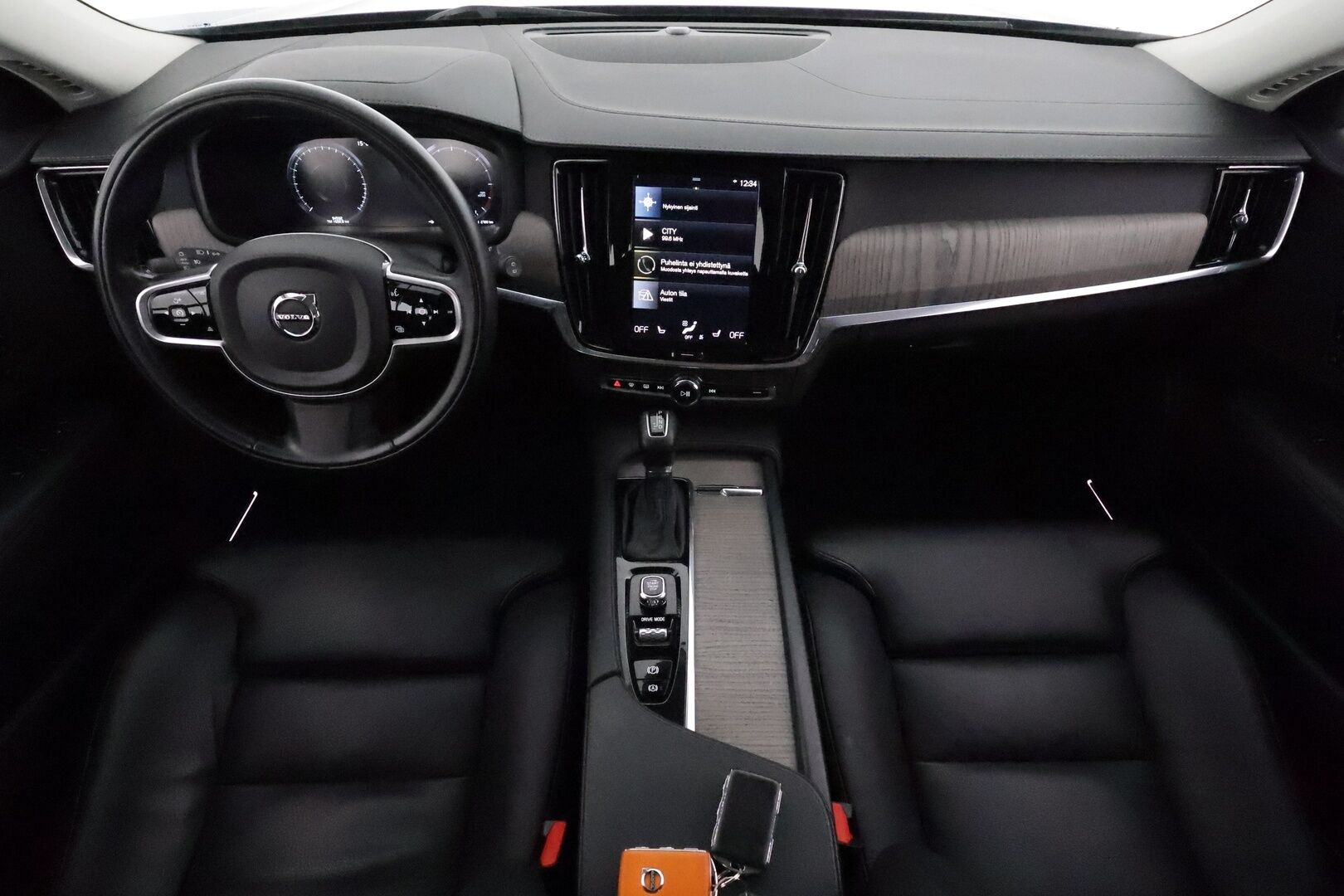 Volvo V90 2021 D3 Business Inscription Edition **Webasto / ACC / Full-LED / P.Kamera / Sportnahat Muistilla / Navi / Kaistavahti** - 1.Om Suomi-auto / Kahdet Renkaat / Merkkihuollettu / Jakopää juuri vaihdettu! *