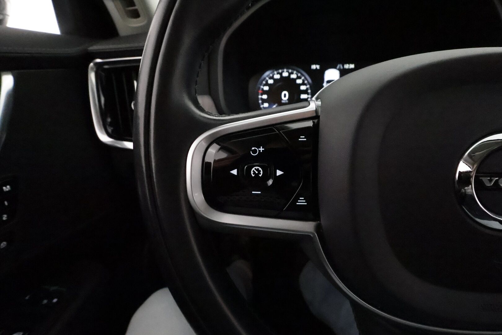 Volvo V90 2021 D3 Business Inscription Edition **Webasto / ACC / Full-LED / P.Kamera / Sportnahat Muistilla / Navi / Kaistavahti** - Suomi-auto / Kahdet Renkaat / Merkkihuollettu!