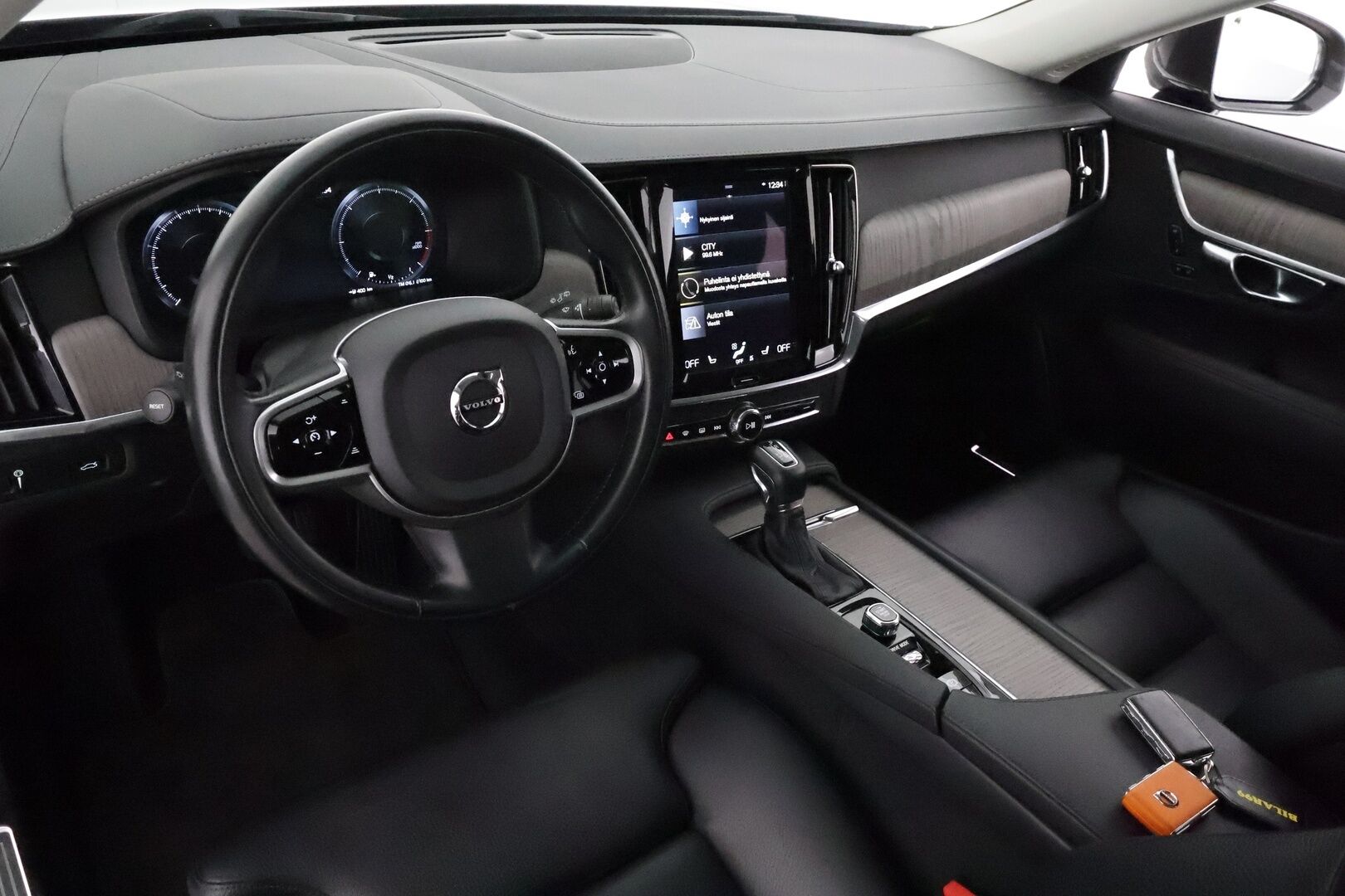 Volvo V90 2021 D3 Business Inscription Edition **Webasto / ACC / Full-LED / P.Kamera / Sportnahat Muistilla / Navi / Kaistavahti** - 1.Om Suomi-auto / Kahdet Renkaat / Merkkihuollettu / Jakopää juuri vaihdettu! *