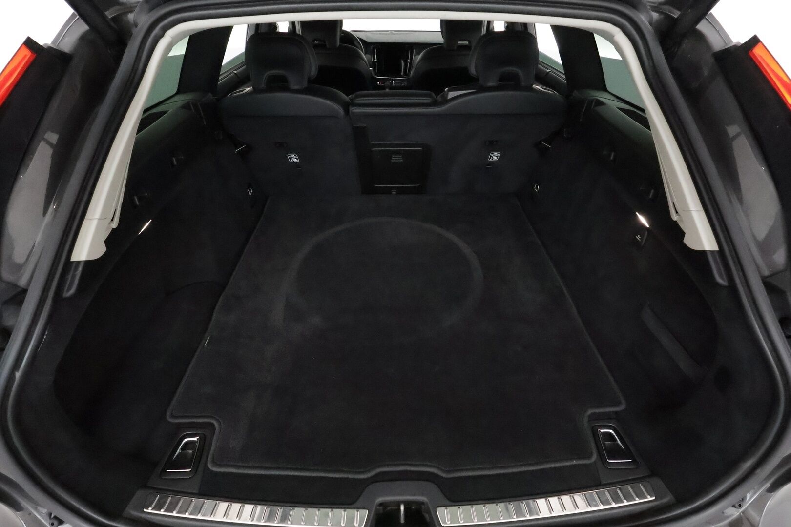 Volvo V90 2021 D3 Business Inscription Edition **Webasto / ACC / Full-LED / P.Kamera / Sportnahat Muistilla / Navi / Kaistavahti** - Suomi-auto / Kahdet Renkaat / Merkkihuollettu!