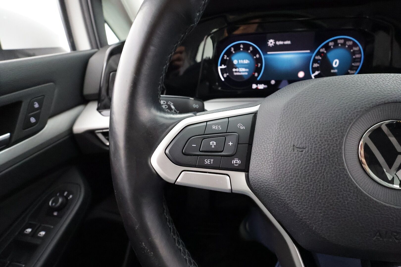 Volkswagen Golf 2021 1,0 TSI 81 kW * Adapt.Vakkari / LED / Lohkolämmitin & Sisäpistoke / 3-Alue Ilmastointi / P-Tutkat / Apple&Android! - Suomi-auto / Merkkihuollettu / Kahdet Renkaat
