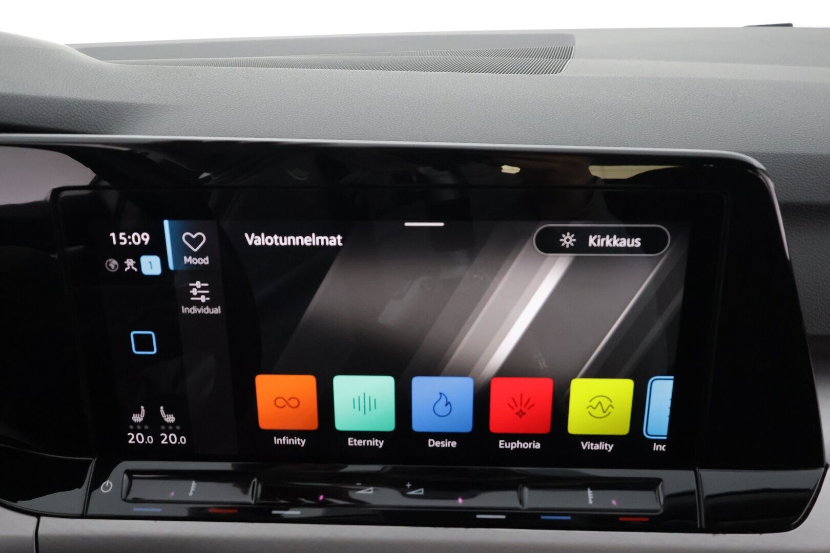 Volkswagen Golf 2021 1,0 TSI 81 kW * Adapt.Vakkari / LED / Lohkolämmitin & Sisäpistoke / 3-Alue Ilmastointi / P-Tutkat / Apple&Android! - Suomi-auto / Merkkihuollettu / Kahdet Renkaat