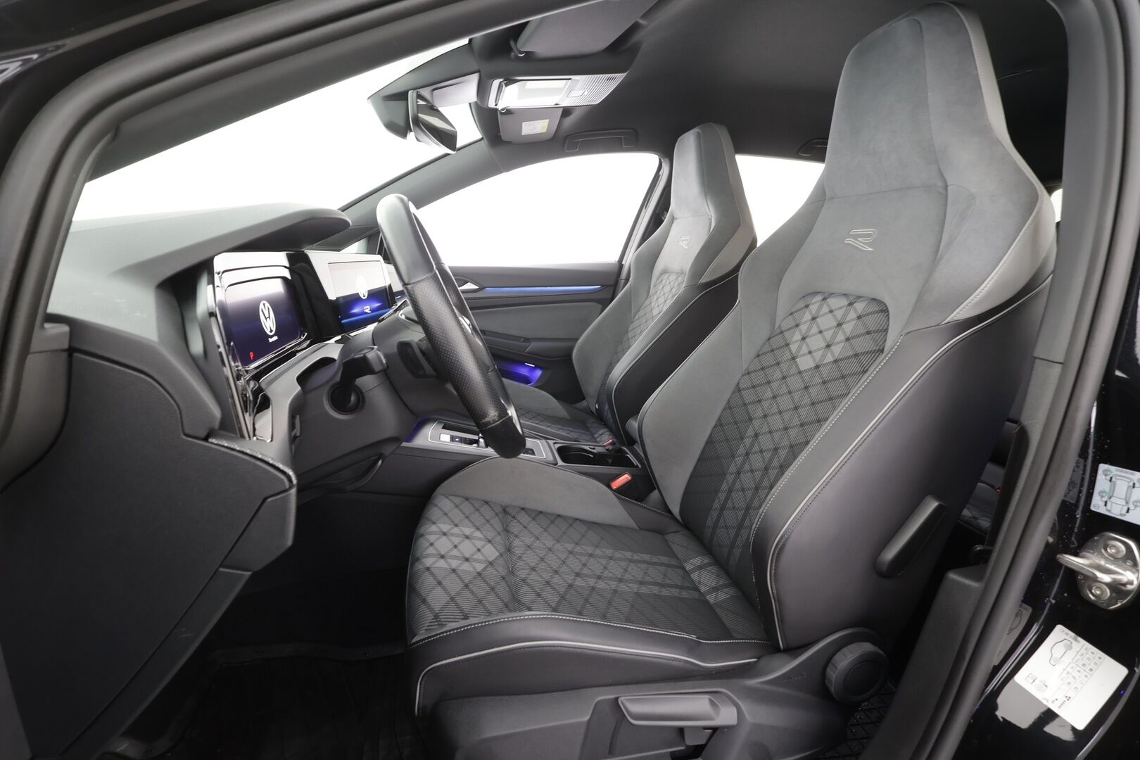 Volkswagen Golf 2021 R-Line 1,5 eTSI 110 kW (MHEV) DSG-automaatti - | ACC | Webasto | LED | P.Tutkat | Puolinahat | Keyless | Apple&Android | 1.Om Suomi-auto | Kahdet Renkaat |