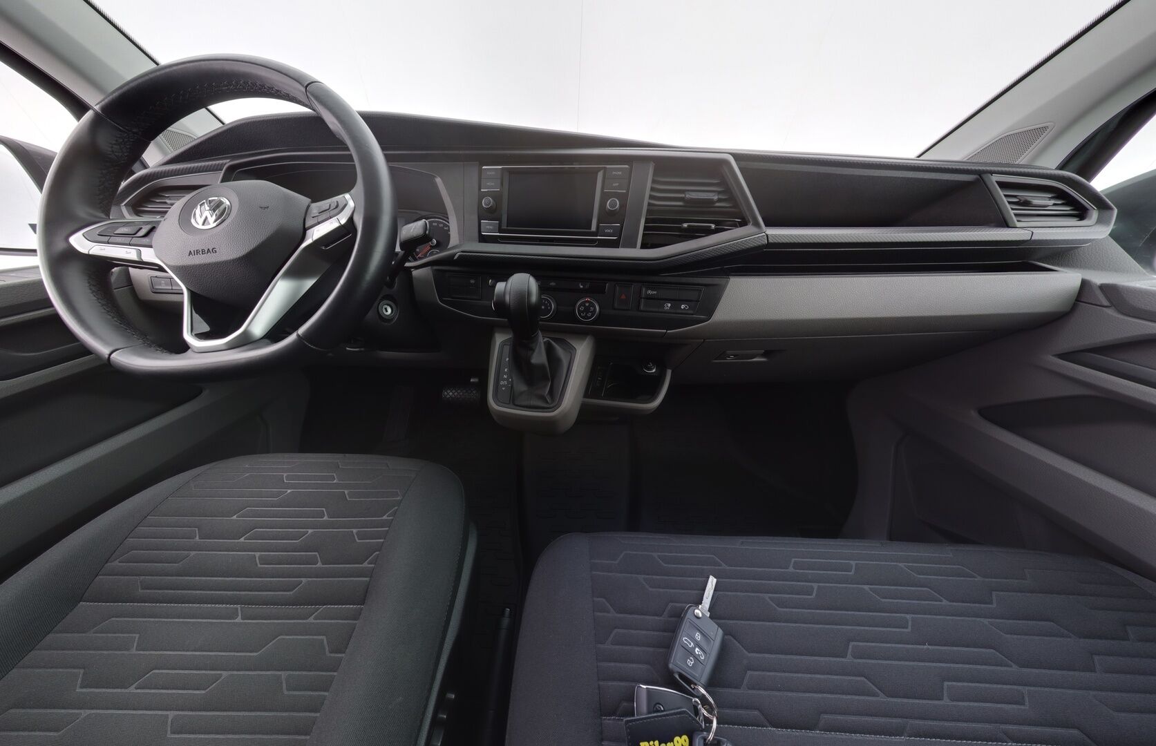 Volkswagen Caravelle 2020 Comfortline pitkä 2,0 TDI 110 kW 4Motion DSG - 2,99 % KORKOTARJOUS TÄHÄN AUTOON - 1.om-Suomi-auto / Facelift / 9-Paikkainen / P-Lämmitin / P:kamera / Koukku / Sähköliukuovi / Lämmitettävä tuulilasi / Juuri saapunut Tampereelle!