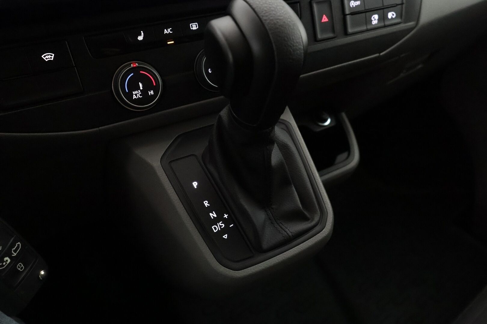 Volkswagen Caravelle 2020 Comfortline pitkä 2,0 TDI 110 kW 4Motion DSG - 2,99 % KORKOTARJOUS TÄHÄN AUTOON - 1.om-Suomi-auto / Facelift / 9-Paikkainen / P-Lämmitin / P:kamera / Koukku / Sähköliukuovi / Lämmitettävä tuulilasi / Juuri saapunut Tampereelle!