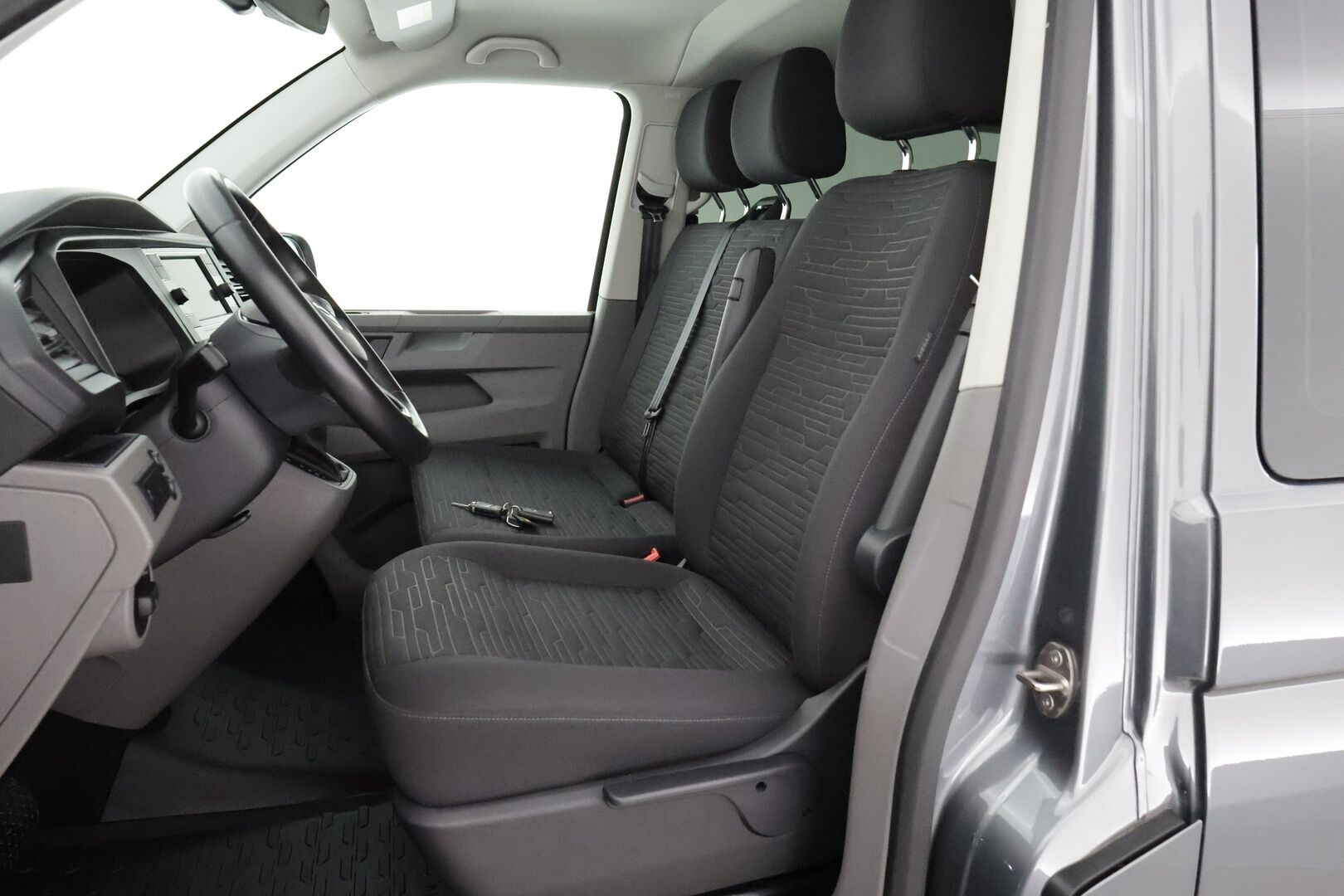 Volkswagen Caravelle 2020 Comfortline pitkä 2,0 TDI 110 kW 4Motion DSG - 2,99 % KORKOTARJOUS TÄHÄN AUTOON - 1.om-Suomi-auto / Facelift / 9-Paikkainen / P-Lämmitin / P:kamera / Koukku / Sähköliukuovi / Lämmitettävä tuulilasi / Juuri saapunut Tampereelle!