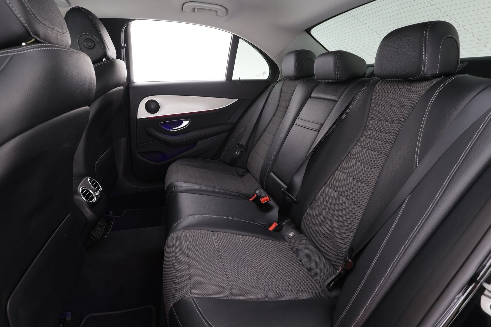 Mercedes-Benz E 2021 220 d 4MATIC A Business Avantgarde * Widescreen / Webasto / LED / Sportpenkit / P.Kamera / Navi / Katveavustin * - 1-om Suomi-auto / Kahdet renkaat / Alv