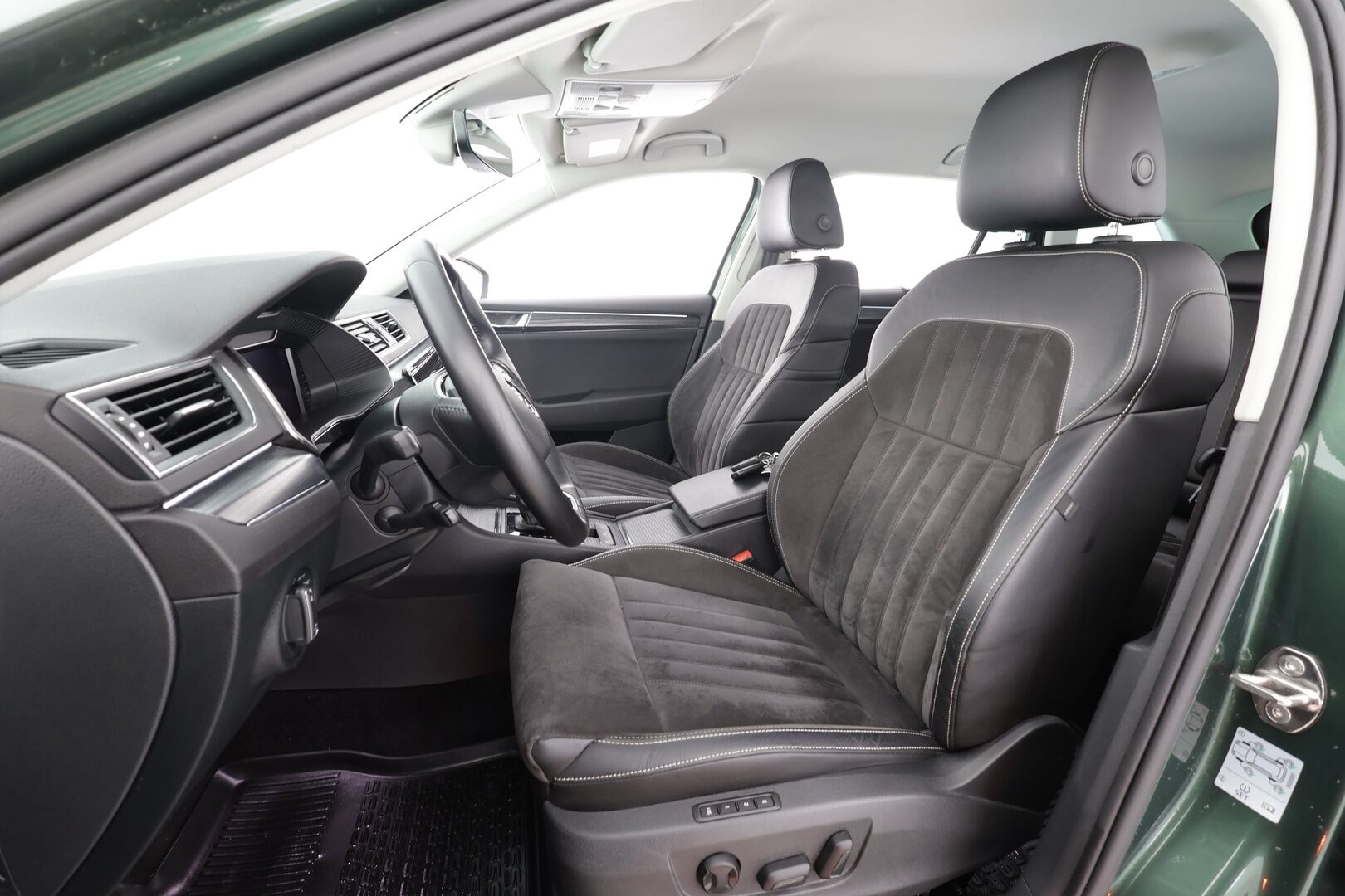 Skoda Superb 2021 Combi 1,4 TSI PHEV Style iV DSG * ACC / P.kamera / Matrix LED / Webasto / Muistipenkit / Keyless / Navi * - Suomi-auto / SoH 95,1 % / Kahdet renkaat aluvanteilla - HULLUT AVAJAISHULINAT KORKOTARJOUS 3,29 %