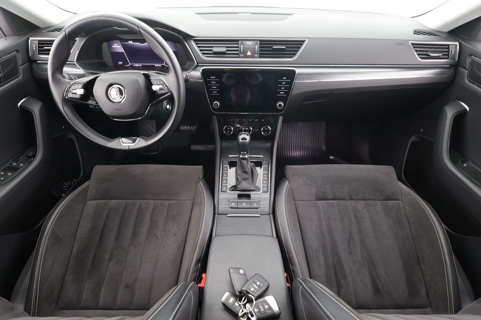 Skoda Superb 2021 Combi 1,4 TSI PHEV Style iV DSG * ACC / P.kamera / Matrix LED / Webasto / Muistipenkit / Keyless / Navi * - Suomi-auto / SoH 95,1 % / Kahdet renkaat aluvanteilla - HULLUT AVAJAISHULINAT KORKOTARJOUS 3,29 %