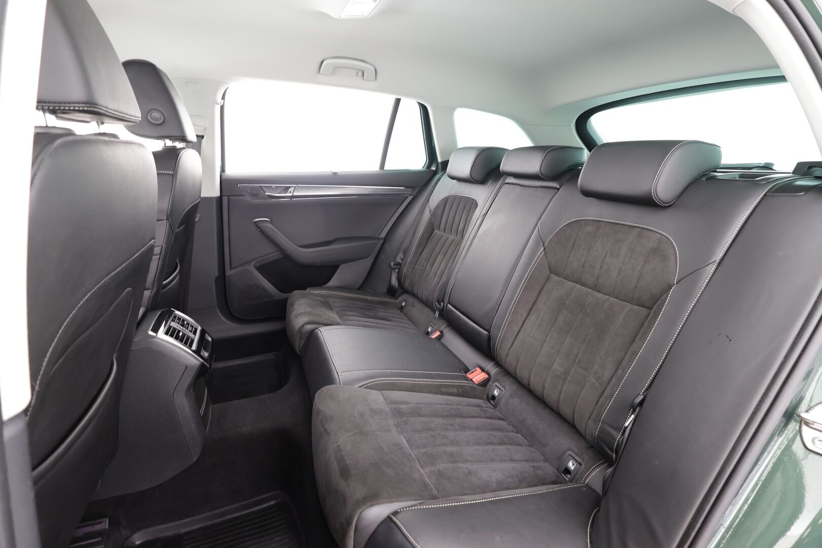 Skoda Superb 2021 Combi 1,4 TSI PHEV Style iV DSG * ACC / P.kamera / Matrix LED / Webasto / Muistipenkit / Keyless / Navi * - Suomi-auto / SoH 95,1 % / Kahdet renkaat aluvanteilla - HULLUT AVAJAISHULINAT KORKOTARJOUS 3,29 %