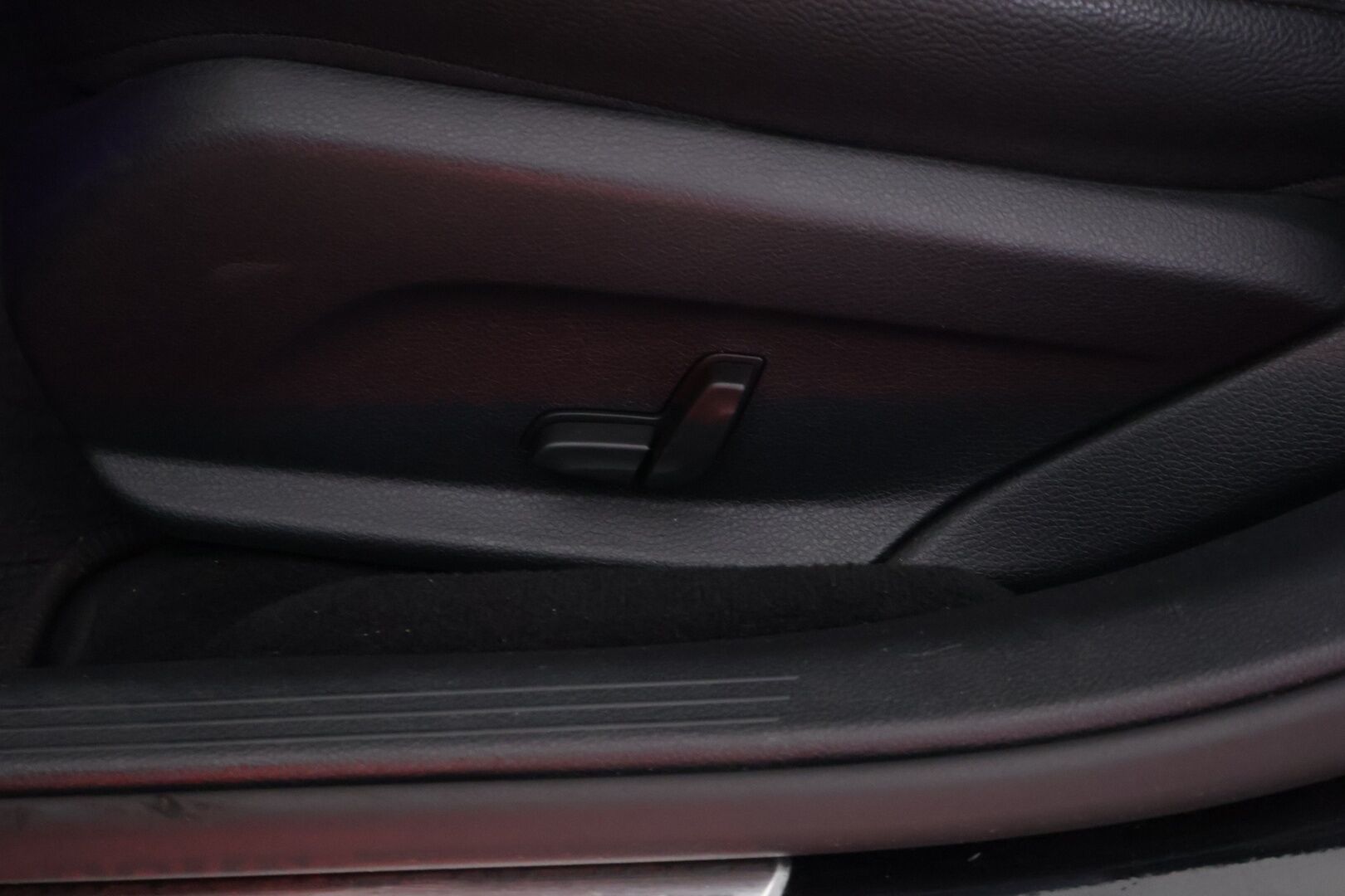 Mercedes-Benz E 2018 350 e Premium Business *Vakionopeudensäädin / COMAND / LED High Performance / Peruutuskamera / Tutkat edessä ja takana* - *Merkkiliikeen huoltohistoria / Viim. huolto 8/25 / 2x renkaat & vanteet*