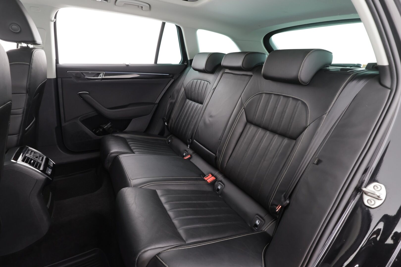 Skoda Superb 2021 Combi 1,4TSI PHEV L&K iV DSG * ACC / Webasto / 360° / Panorama / Matrix-LED / Canton / Hierova&Ilmastoitu Muistipenkki * - Akkutesti 92,8% / 1.om Suomi-auto / 2x Latauskaapelit / Kahdet renkaat / Merkkihuollettu! - HULLUT VÄLIPÄIVÄT KORKOTARJOUS 2,49%