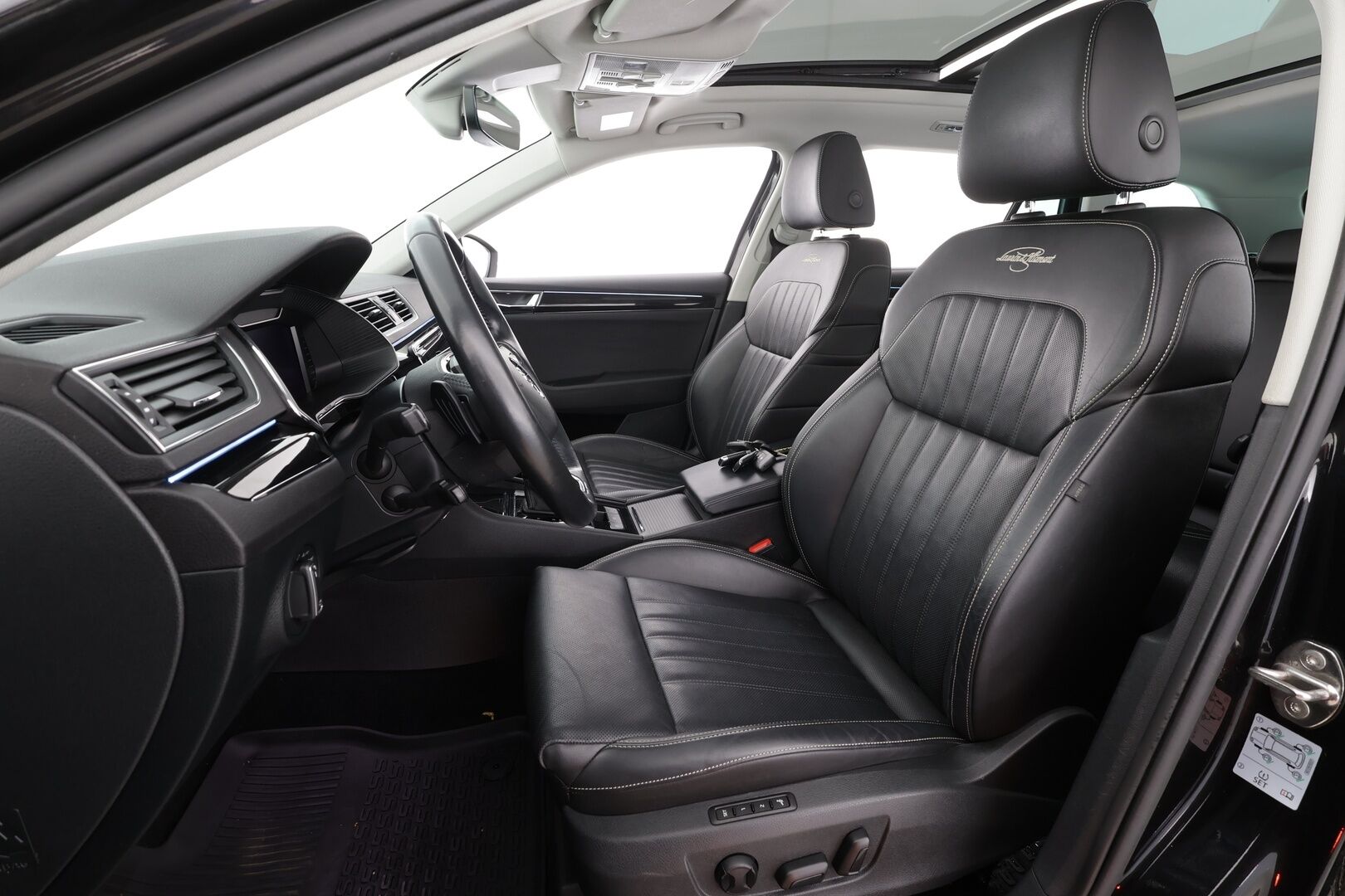 Skoda Superb 2021 Combi 1,4TSI PHEV L&K iV DSG * ACC / Webasto / 360° / Panorama / Matrix-LED / Canton / Hierova&Ilmastoitu Muistipenkki * - Akkutesti 92,8% / 1.om Suomi-auto / 2x Latauskaapelit / Kahdet renkaat / Merkkihuollettu! - Osta nyt, maksa vasta ensi vuonna