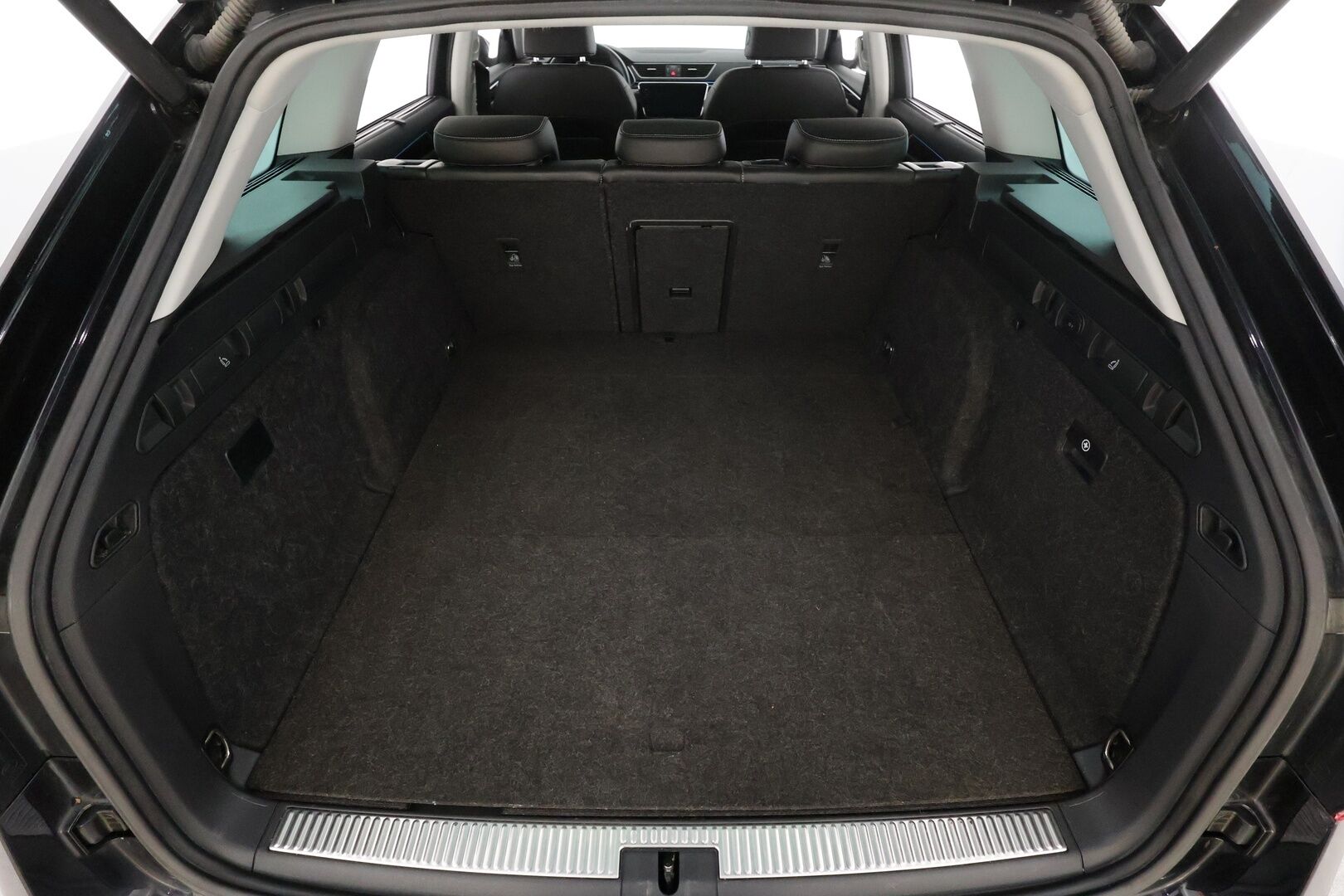 Skoda Superb 2021 Combi 1,4TSI PHEV L&K iV DSG * ACC / Webasto / 360° / Panorama / Matrix-LED / Canton / Hierova&Ilmastoitu Muistipenkki * - Akkutesti 92,8% / 1.om Suomi-auto / 2x Latauskaapelit / Kahdet renkaat / Merkkihuollettu! - HULLUT VÄLIPÄIVÄT KORKOTARJOUS 2,49%