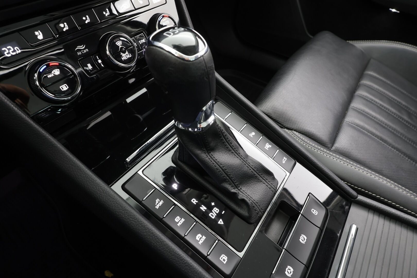 Skoda Superb 2021 Combi 1,4TSI PHEV L&K iV DSG * ACC / Webasto / 360° / Panorama / Matrix-LED / Canton / Hierova&Ilmastoitu Muistipenkki * - Akkutesti 92,8% / 1.om Suomi-auto / 2x Latauskaapelit / Kahdet renkaat / Merkkihuollettu! - HULLUT VÄLIPÄIVÄT KORKOTARJOUS 2,49%