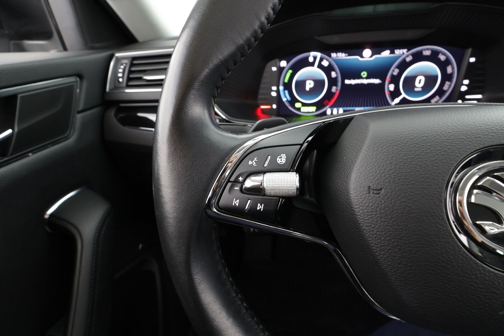 Skoda Superb 2021 Combi 1,4TSI PHEV L&K iV DSG * ACC / Webasto / 360° / Panorama / Matrix-LED / Canton / Hierova&Ilmastoitu Muistipenkki * - Akkutesti 92,8% / 1.om Suomi-auto / 2x Latauskaapelit / Kahdet renkaat / Merkkihuollettu! - HULLUT VÄLIPÄIVÄT KORKOTARJOUS 2,49%