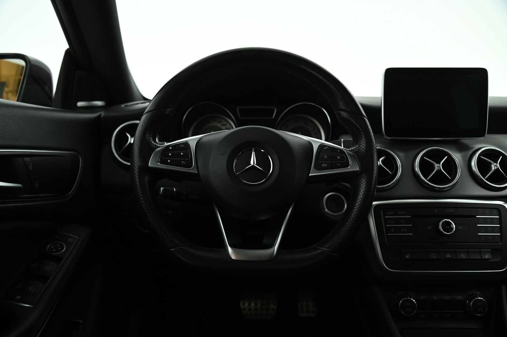 Mercedes-Benz CLA 2015 250 4MATIC A Shooting Brake AMG *Harman&Kardon / Ambient Light / Kattoluukku / Nahka-Alcantara / Bluetooth / Navi / Lohkolämmitin* - Upea huippuvarusteltu neliveto AMG Mersu kaksilla hyvillä renkailla!