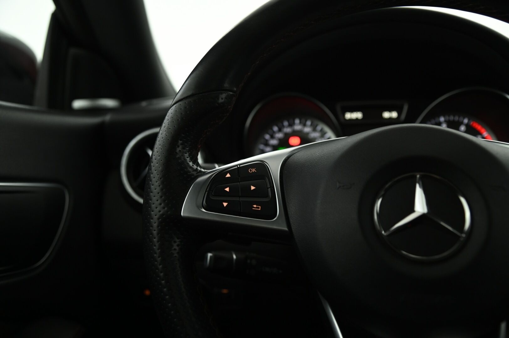 Mercedes-Benz CLA 2015 250 4MATIC A Shooting Brake AMG *Harman&Kardon / Ambient Light / Kattoluukku / Nahka-Alcantara / Bluetooth / Navi / Lohkolämmitin* - Upea huippuvarusteltu neliveto AMG Mersu kaksilla hyvillä renkailla!