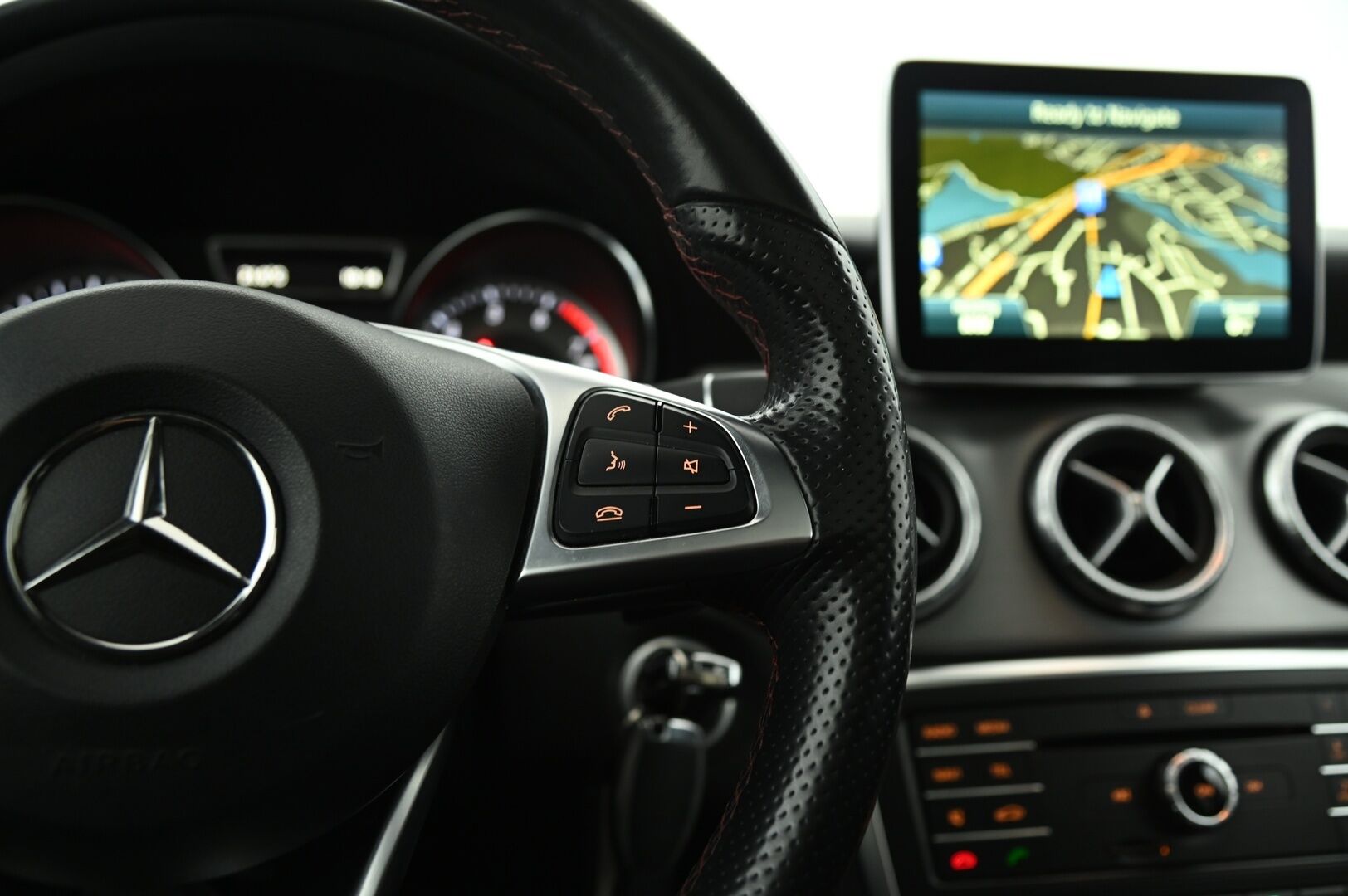 Mercedes-Benz CLA 2015 250 4MATIC A Shooting Brake AMG *Harman&Kardon / Ambient Light / Kattoluukku / Nahka-Alcantara / Bluetooth / Navi / Lohkolämmitin* - Upea huippuvarusteltu neliveto AMG Mersu kaksilla hyvillä renkailla!