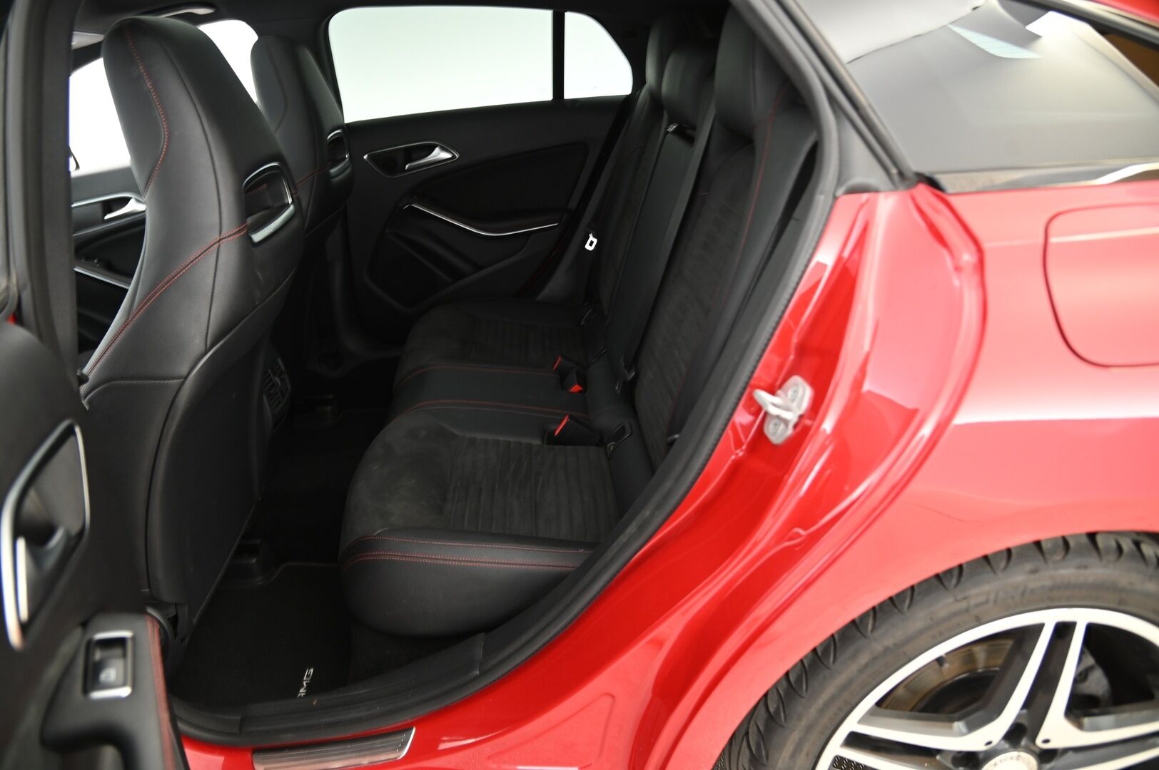 Mercedes-Benz CLA 2015 250 4MATIC A Shooting Brake AMG *Harman&Kardon / Ambient Light / Kattoluukku / Nahka-Alcantara / Bluetooth / Navi / Lohkolämmitin* - Upea huippuvarusteltu neliveto AMG Mersu kaksilla hyvillä renkailla!
