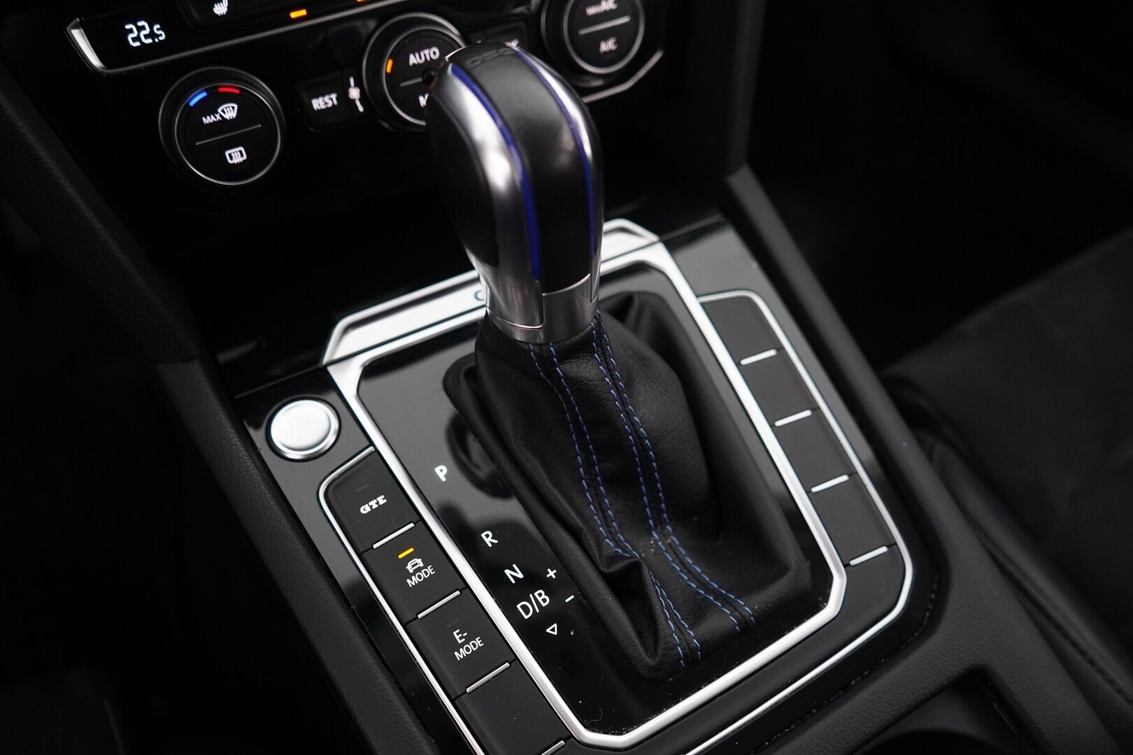 Volkswagen Passat 2017 Variant GTE Plug-In Hybrid 160 kW (218 hv) DSG-automaatti - ACC / Nahka-Alcantara / ErgoComfort-istuin / Vetokoukku / Urheiluistuimet / Peruutuskamera / AppConnect