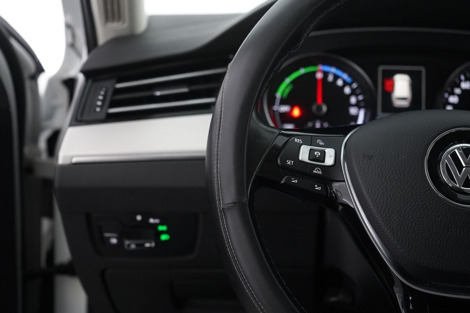 Volkswagen Passat 2017 Variant GTE Plug-In Hybrid 160 kW (218 hv) DSG-automaatti - ACC / Nahka-Alcantara / ErgoComfort-istuin / Vetokoukku / Urheiluistuimet / Peruutuskamera / AppConnect