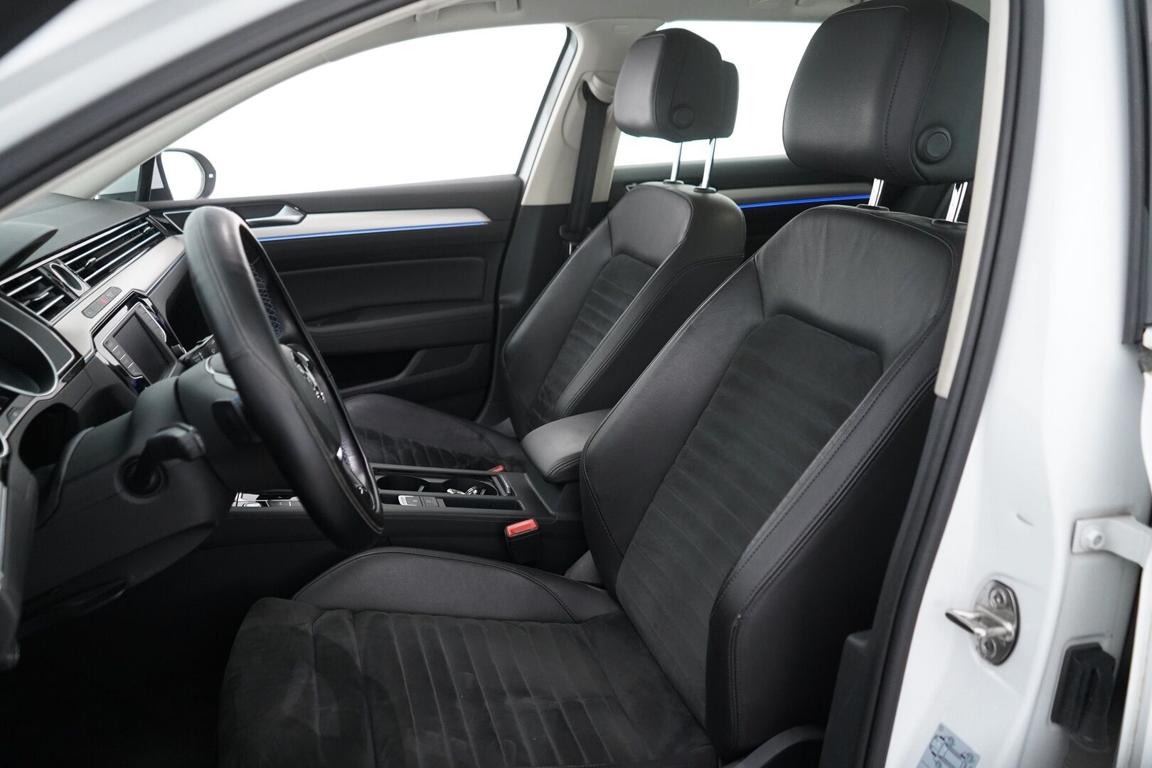 Volkswagen Passat 2017 Variant GTE Plug-In Hybrid 160 kW (218 hv) DSG-automaatti - ACC / Nahka-Alcantara / ErgoComfort-istuin / Vetokoukku / Urheiluistuimet / Peruutuskamera / AppConnect