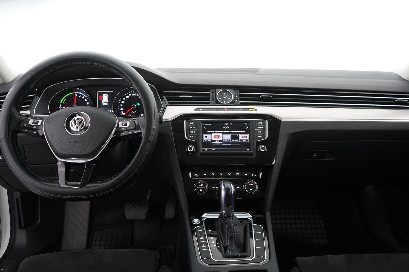 Volkswagen Passat 2017 Variant GTE Plug-In Hybrid 160 kW (218 hv) DSG-automaatti - ACC / Nahka-Alcantara / ErgoComfort-istuin / Vetokoukku / Urheiluistuimet / Peruutuskamera / AppConnect