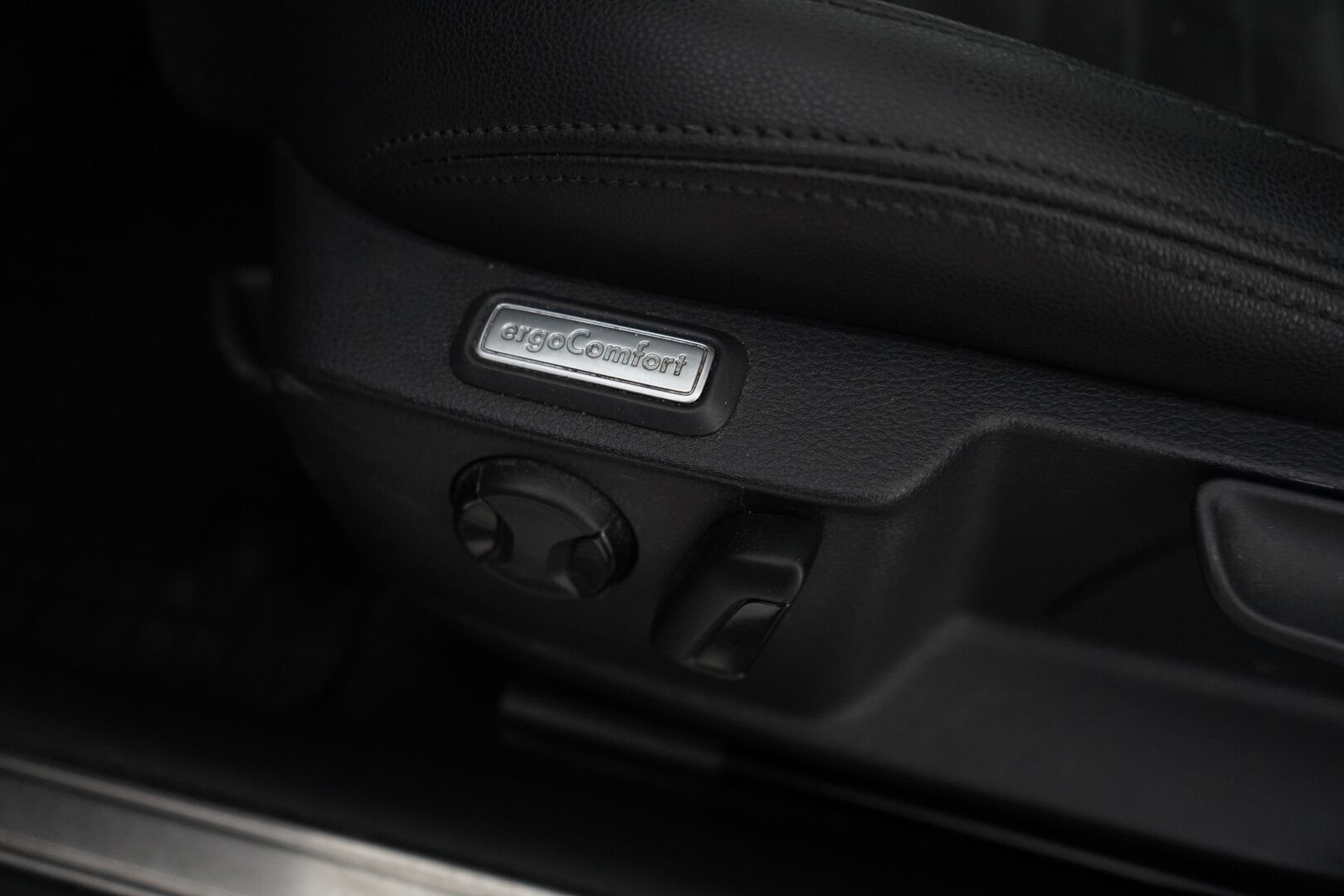 Volkswagen Passat 2017 Variant GTE Plug-In Hybrid 160 kW (218 hv) DSG-automaatti - ACC / Nahka-Alcantara / ErgoComfort-istuin / Vetokoukku / Urheiluistuimet / Peruutuskamera / AppConnect