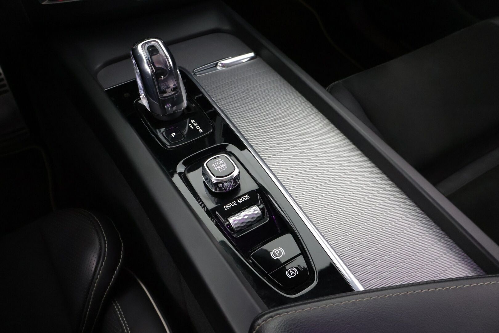 Volvo XC60 2019 T8 AWD R-Design aut */ Juuri saapunut / Adapt. vakkari / HUD / Panorama / P.kamera / Webasto / Koukku / 2x renkaat /* - Siisti yksilö / Huippuvarusteet / Pienet käyttökulut