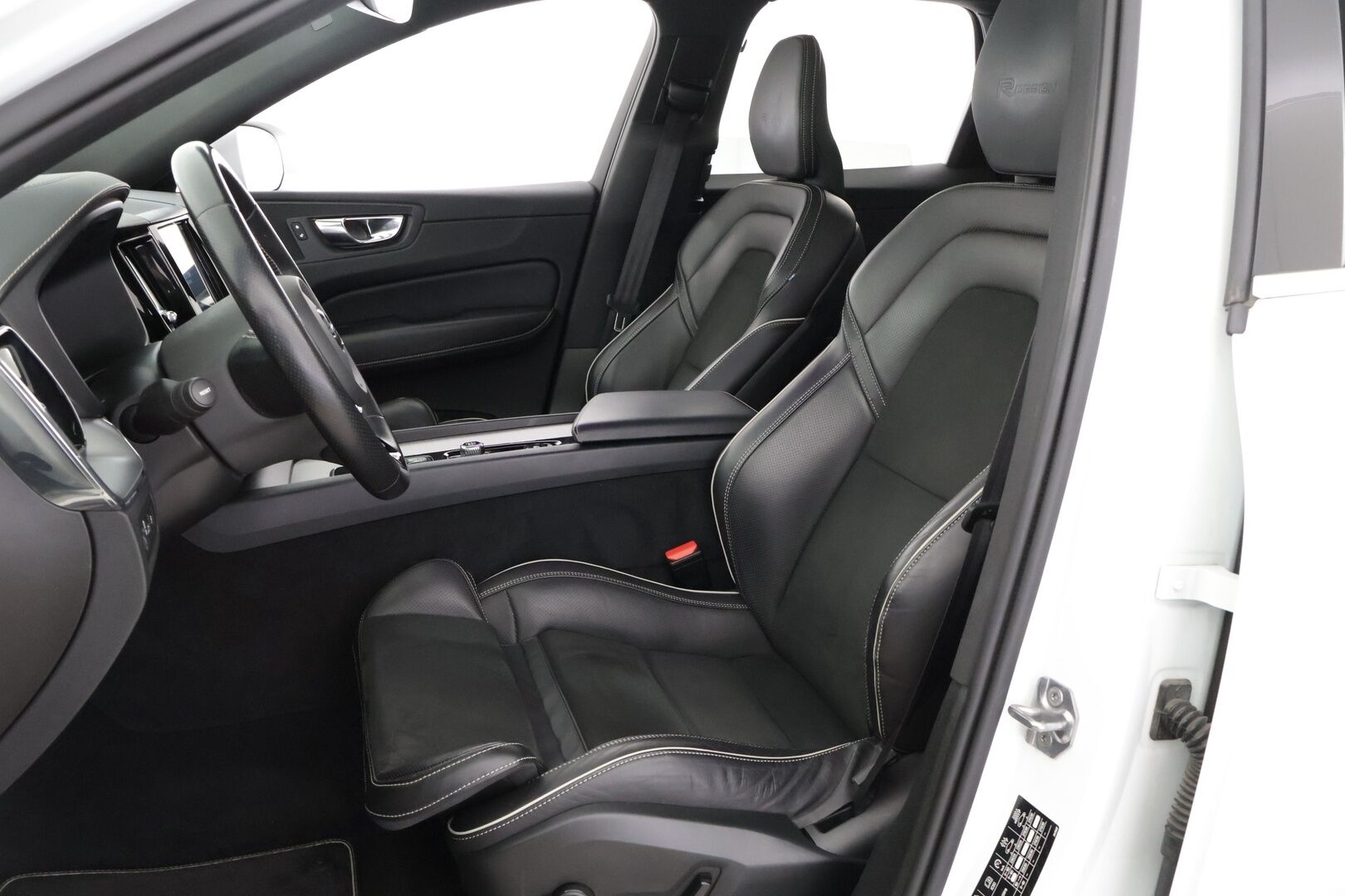 Volvo XC60 2019 T8 AWD R-Design aut */ Juuri saapunut / Adapt. vakkari / HUD / Panorama / P.kamera / Webasto / Koukku / 2x renkaat /* - Siisti yksilö / Huippuvarusteet / Pienet käyttökulut