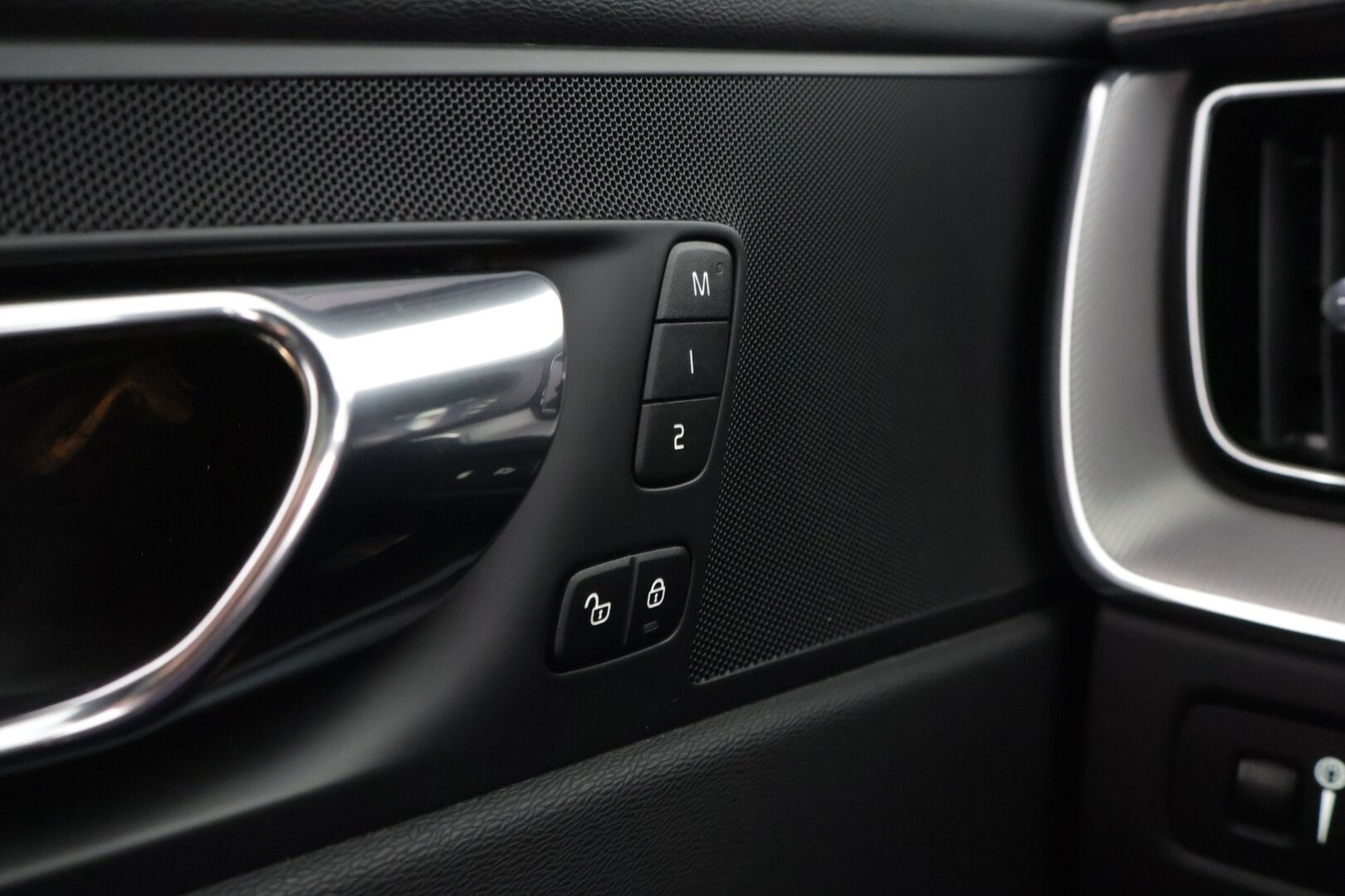 Volvo XC60 2019 T8 AWD R-Design aut */ Juuri saapunut / Adapt. vakkari / HUD / Panorama / P.kamera / Webasto / Koukku / 2x renkaat /* - Siisti yksilö / Huippuvarusteet / Pienet käyttökulut