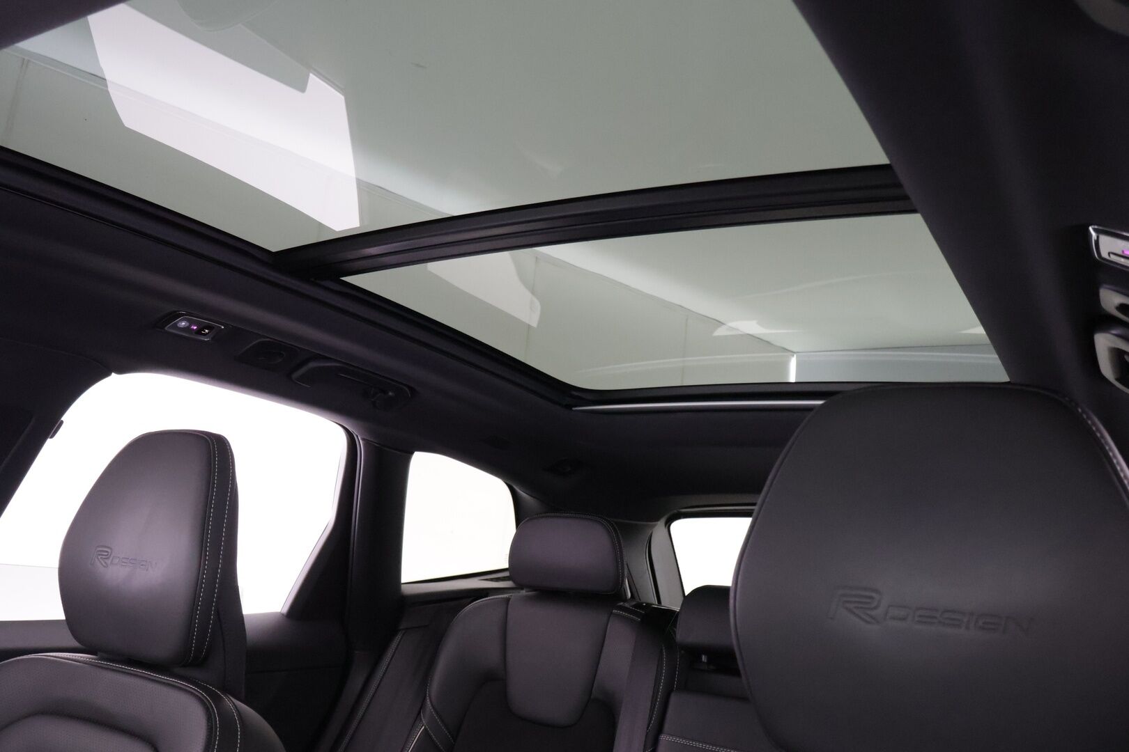 Volvo XC60 2019 T8 AWD R-Design aut */ Juuri saapunut / Adapt. vakkari / HUD / Panorama / P.kamera / Webasto / Koukku / 2x renkaat /* - Siisti yksilö / Huippuvarusteet / Pienet käyttökulut