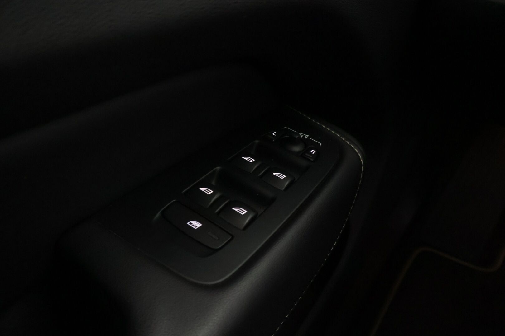 Volvo XC60 2019 T8 AWD R-Design aut */ Juuri saapunut / Adapt. vakkari / HUD / Panorama / P.kamera / Webasto / Koukku / 2x renkaat /* - Siisti yksilö / Huippuvarusteet / Pienet käyttökulut
