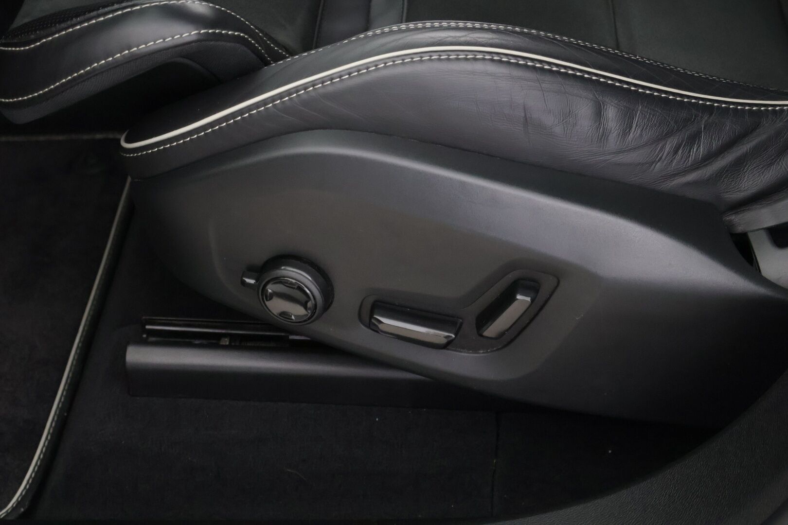 Volvo XC60 2019 T8 AWD R-Design aut */ Juuri saapunut / Adapt. vakkari / HUD / Panorama / P.kamera / Webasto / Koukku / 2x renkaat /* - Siisti yksilö / Huippuvarusteet / Pienet käyttökulut