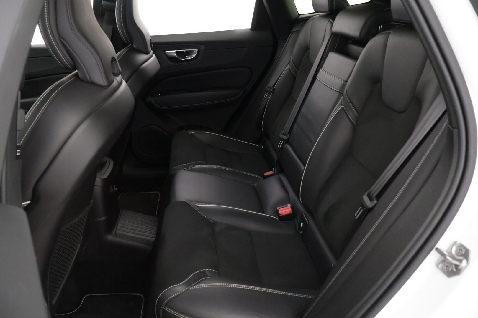 Volvo XC60 2019 T8 AWD R-Design aut */ Juuri saapunut / Adapt. vakkari / HUD / Panorama / P.kamera / Webasto / Koukku / 2x renkaat /* - Siisti yksilö / Huippuvarusteet / Pienet käyttökulut