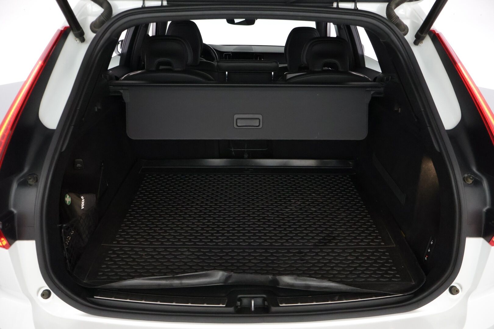 Volvo XC60 2019 T8 AWD R-Design aut */ Juuri saapunut / Adapt. vakkari / HUD / Panorama / P.kamera / Webasto / Koukku / 2x renkaat /* - Siisti yksilö / Huippuvarusteet / Pienet käyttökulut