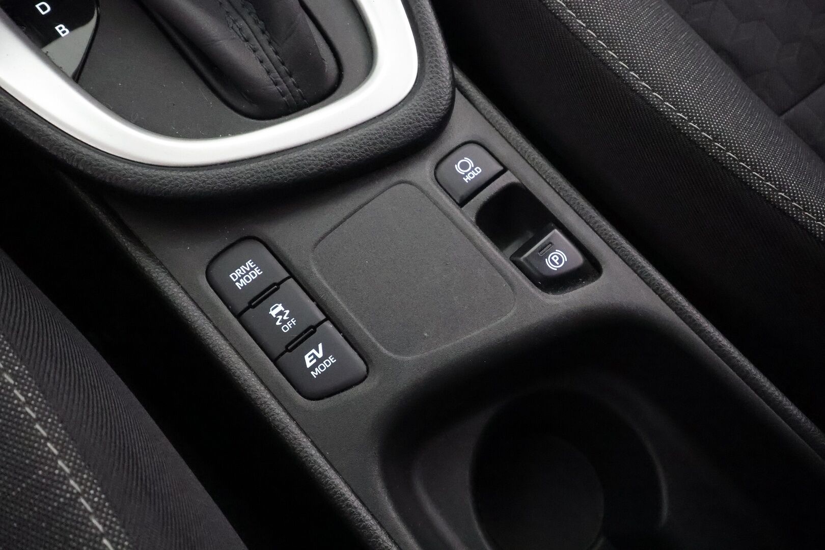 Toyota Yaris 2021 1,5 Hybrid Style * ACC / P.kamera / LED / Navi / Lohko+SIsä / Keyless / Digimittaristo * - Suomi-auto / Kahdet renkaat aluvanteilla / Merkkihuollettu