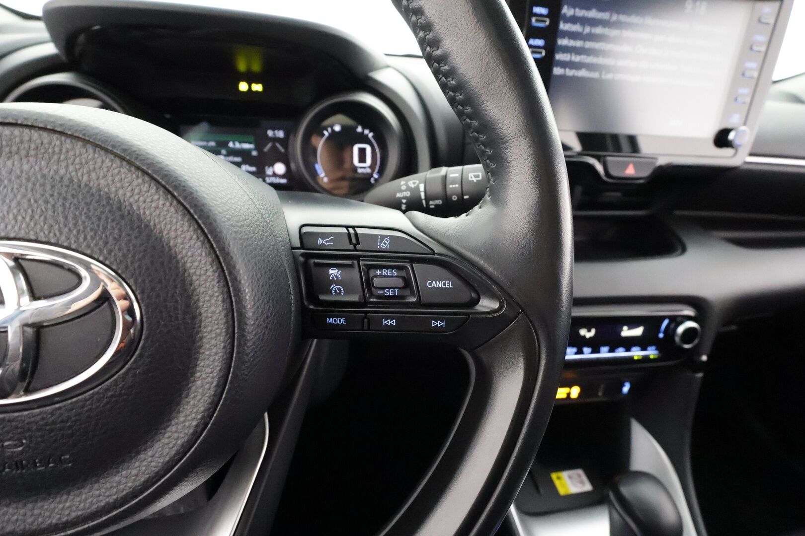 Toyota Yaris 2021 1,5 Hybrid Style * ACC / P.kamera / LED / Navi / Lohko+SIsä / Keyless / Digimittaristo * - Suomi-auto / Kahdet renkaat aluvanteilla / Merkkihuollettu