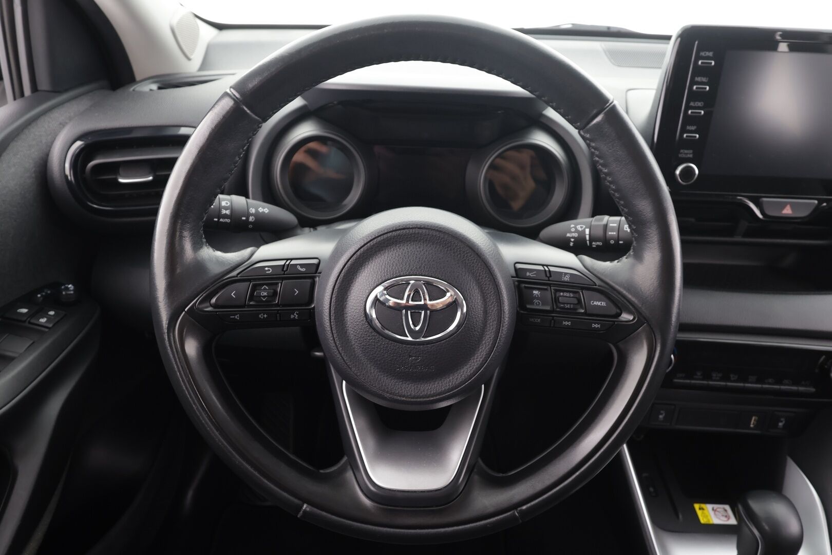 Toyota Yaris 2021 1,5 Hybrid Style * ACC / P.kamera / LED / Navi / Lohko+SIsä / Keyless / Digimittaristo * - Suomi-auto / Kahdet renkaat aluvanteilla / Merkkihuollettu