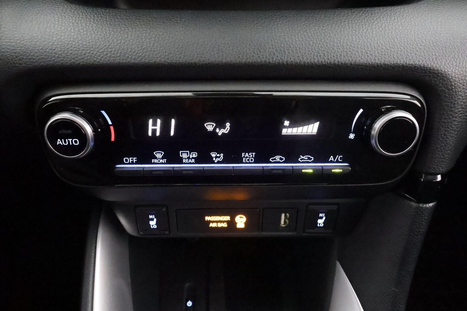 Toyota Yaris 2021 1,5 Hybrid Style * ACC / P.kamera / LED / Navi / Lohko+SIsä / Keyless / Digimittaristo * - Suomi-auto / Kahdet renkaat aluvanteilla / Merkkihuollettu