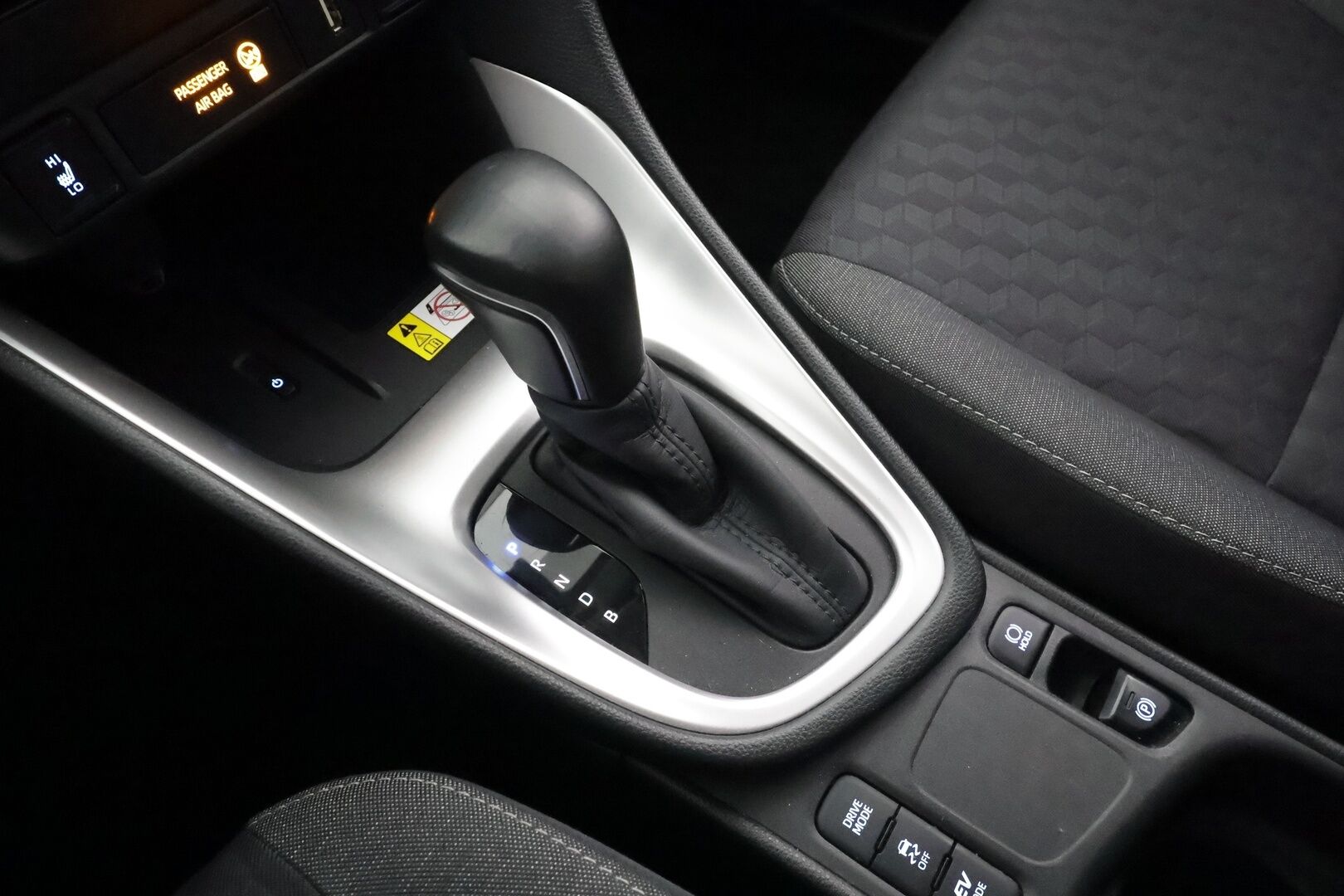 Toyota Yaris 2021 1,5 Hybrid Style * ACC / P.kamera / LED / Navi / Lohko+SIsä / Keyless / Digimittaristo * - Suomi-auto / Kahdet renkaat aluvanteilla / Merkkihuollettu