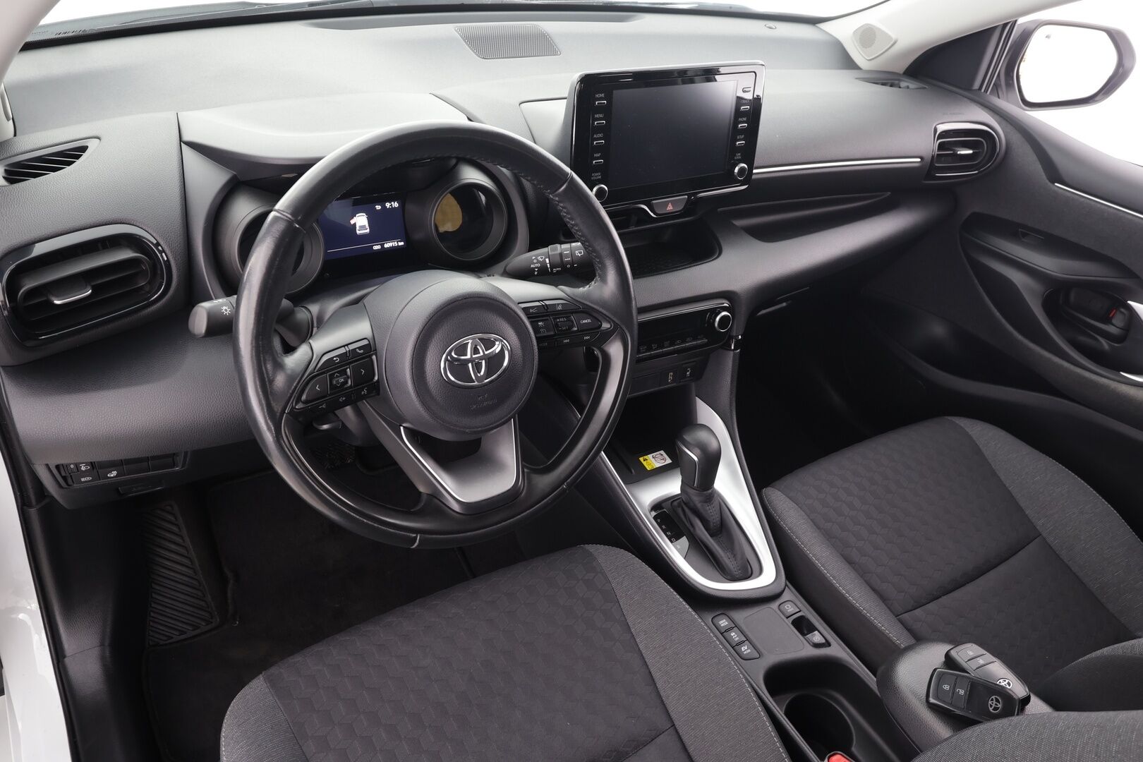 Toyota Yaris 2021 1,5 Hybrid Style * ACC / P.kamera / LED / Navi / Lohko+SIsä / Keyless / Digimittaristo * - Suomi-auto / Kahdet renkaat aluvanteilla / Merkkihuollettu