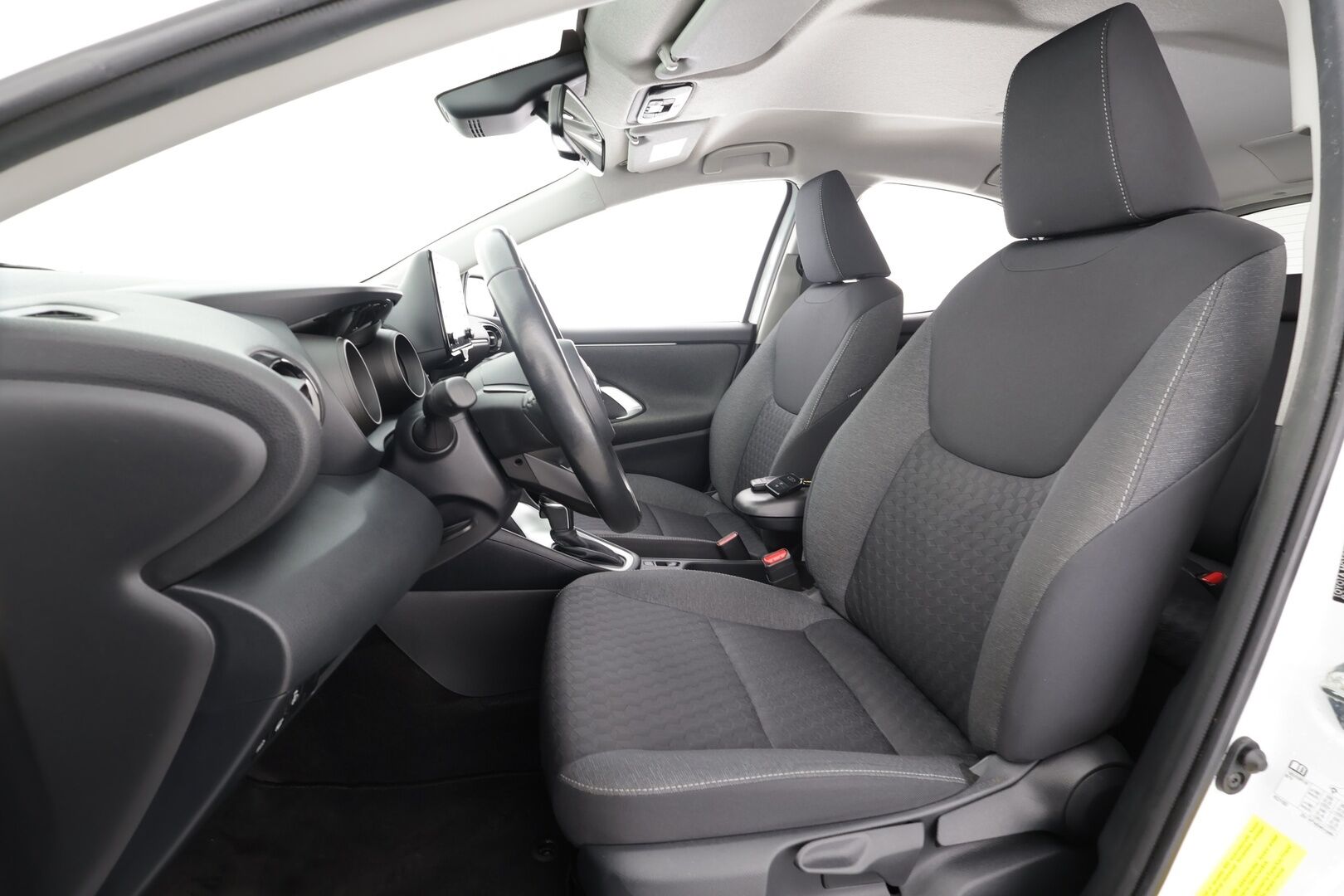 Toyota Yaris 2021 1,5 Hybrid Style * ACC / P.kamera / LED / Navi / Lohko+SIsä / Keyless / Digimittaristo * - Suomi-auto / Kahdet renkaat aluvanteilla / Merkkihuollettu