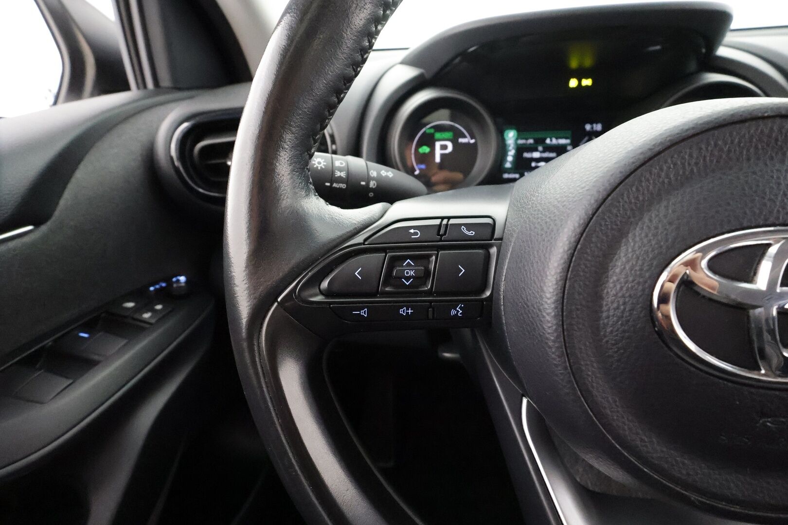 Toyota Yaris 2021 1,5 Hybrid Style * ACC / P.kamera / LED / Navi / Lohko+SIsä / Keyless / Digimittaristo * - Suomi-auto / Kahdet renkaat aluvanteilla / Merkkihuollettu