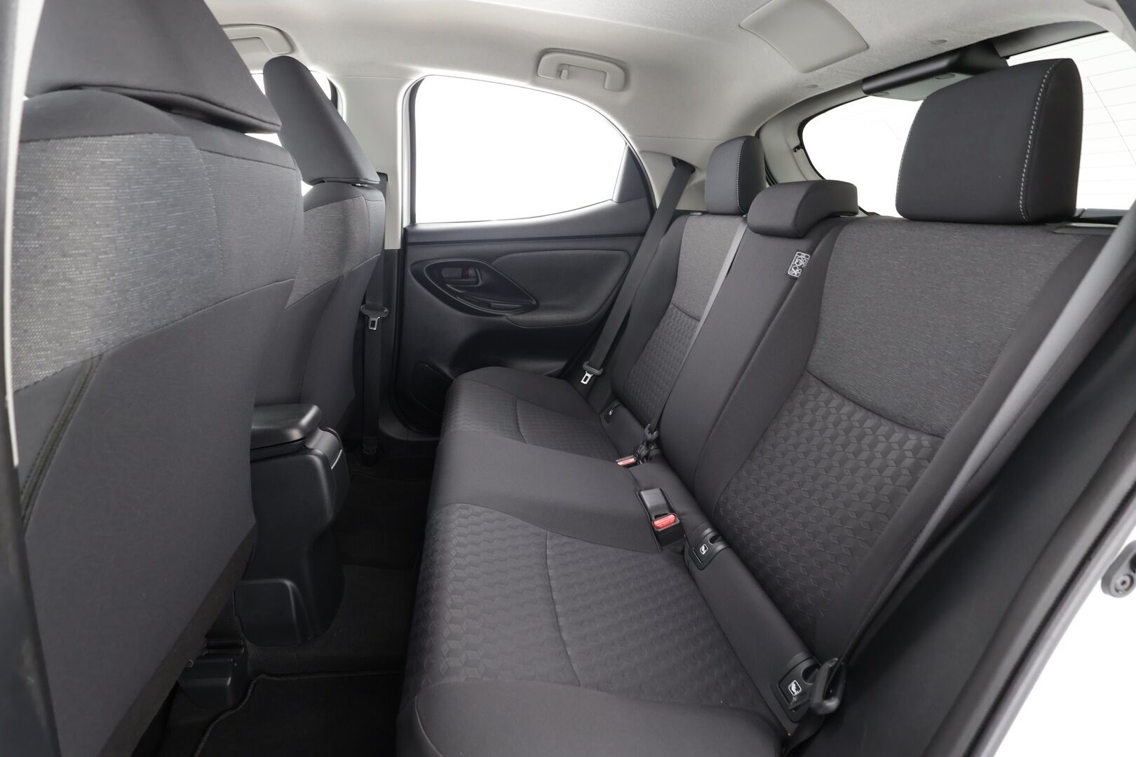 Toyota Yaris 2021 1,5 Hybrid Style * ACC / P.kamera / LED / Navi / Lohko+SIsä / Keyless / Digimittaristo * - Suomi-auto / Kahdet renkaat aluvanteilla / Merkkihuollettu