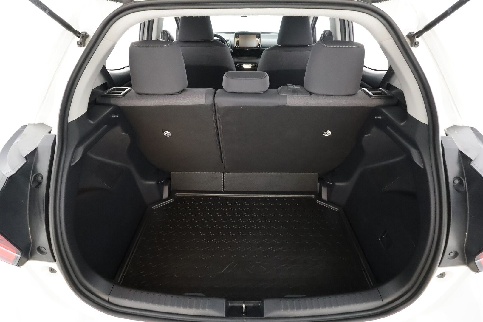 Toyota Yaris 2021 1,5 Hybrid Style * ACC / P.kamera / LED / Navi / Lohko+SIsä / Keyless / Digimittaristo * - Suomi-auto / Kahdet renkaat aluvanteilla / Merkkihuollettu