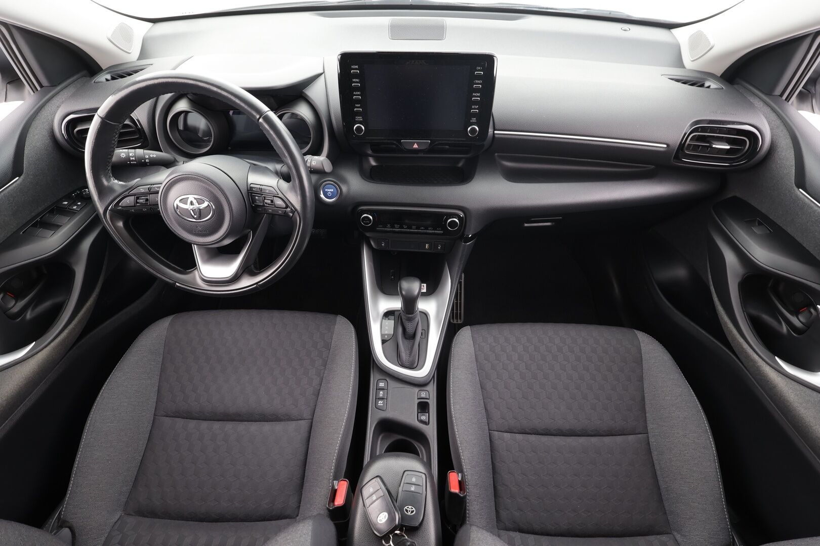 Toyota Yaris 2021 1,5 Hybrid Style * ACC / P.kamera / LED / Navi / Lohko+SIsä / Keyless / Digimittaristo * - Suomi-auto / Kahdet renkaat aluvanteilla / Merkkihuollettu